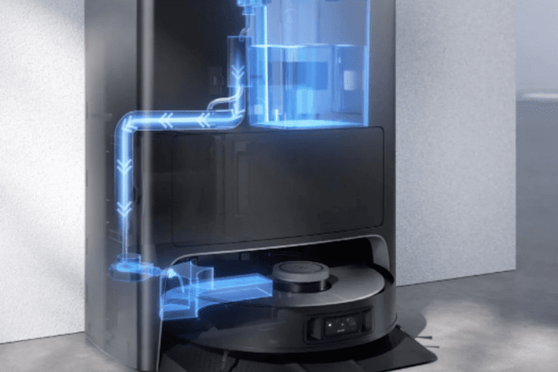 Der Wassertank des Ecovacs Deebot X1 OMNI wird an der Station selbständig nachgefüllt